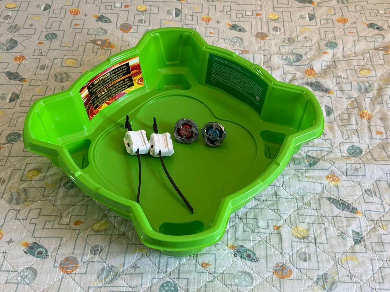 Beyblade, com arena e dois bayblades e dois lançadores