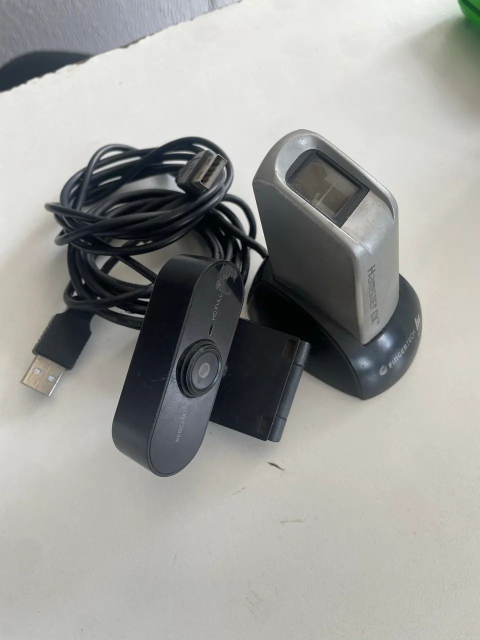 Leitor biométrico e webcam 