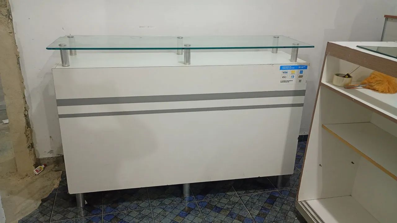 Balcão com Vitrine de Vidro