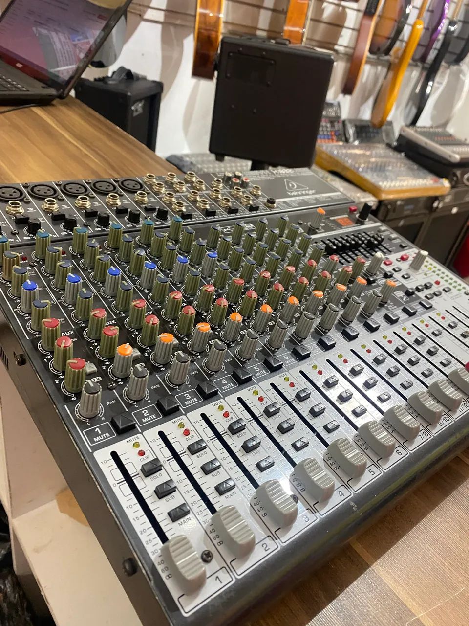 Mesa de som Behringer X1832 USB - Foto 3