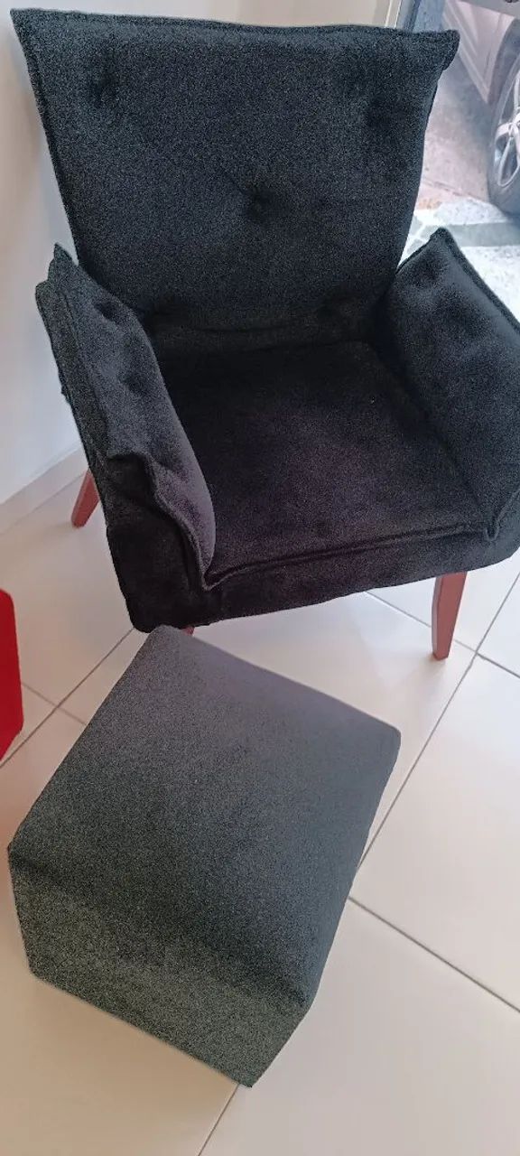 Poltronas pretas com pede madeira reforçada e envernizado 
