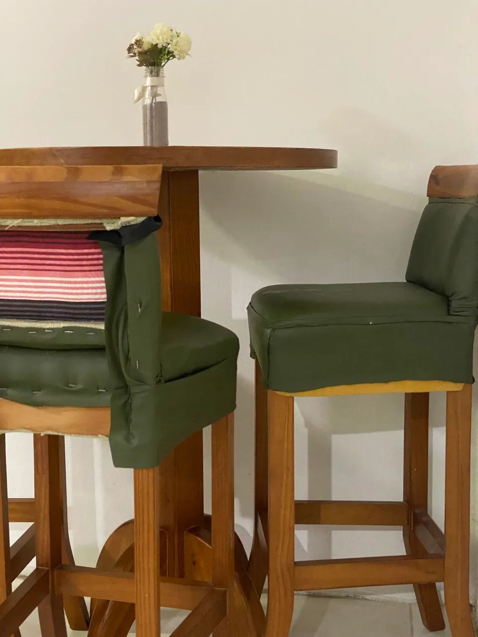 Mesa Bistrô de Madeira com 3 Banquetas - Foto 4
