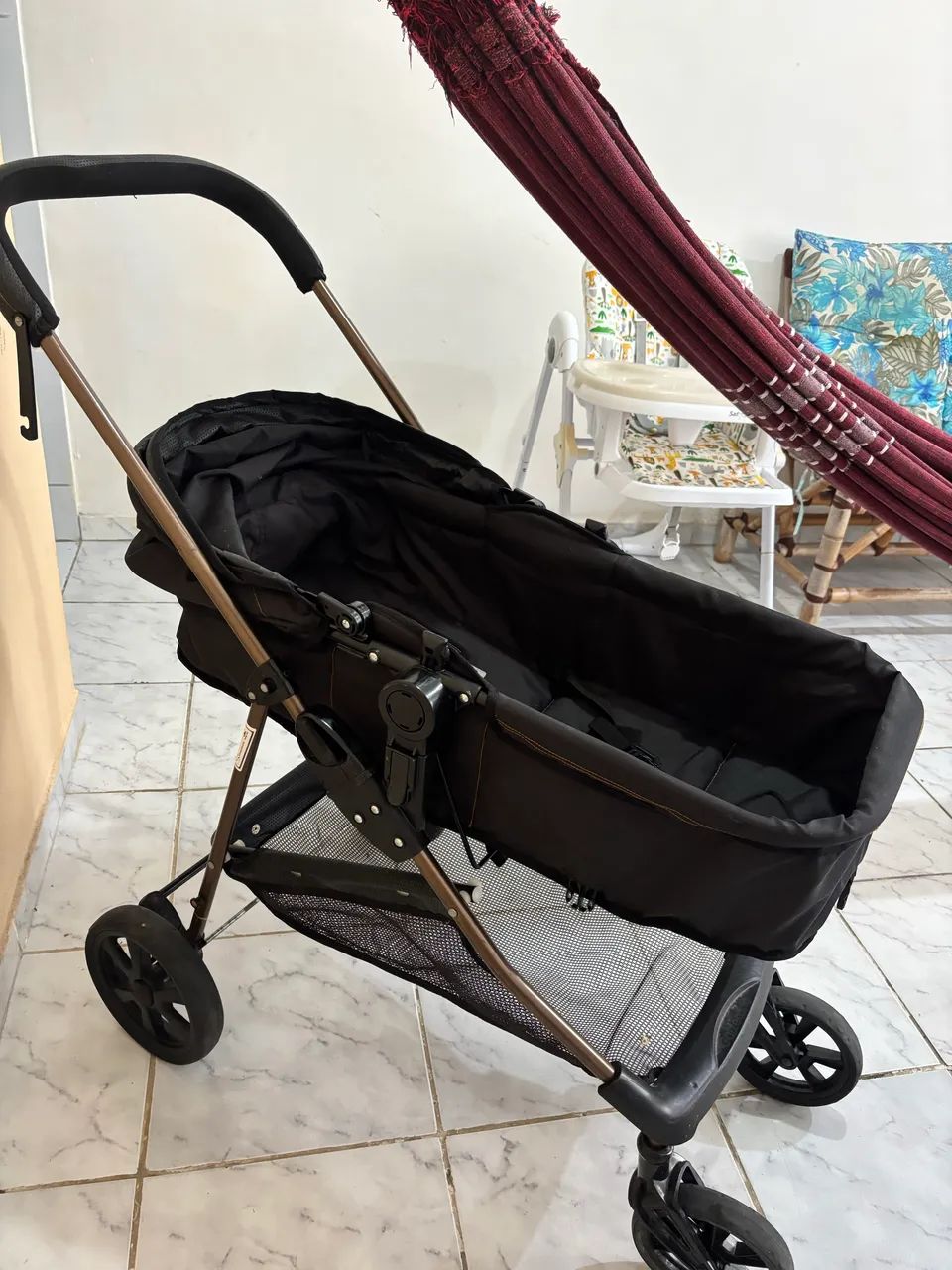 Vendo carrinho de bebê galzerano e bebê conforto  - Foto 2