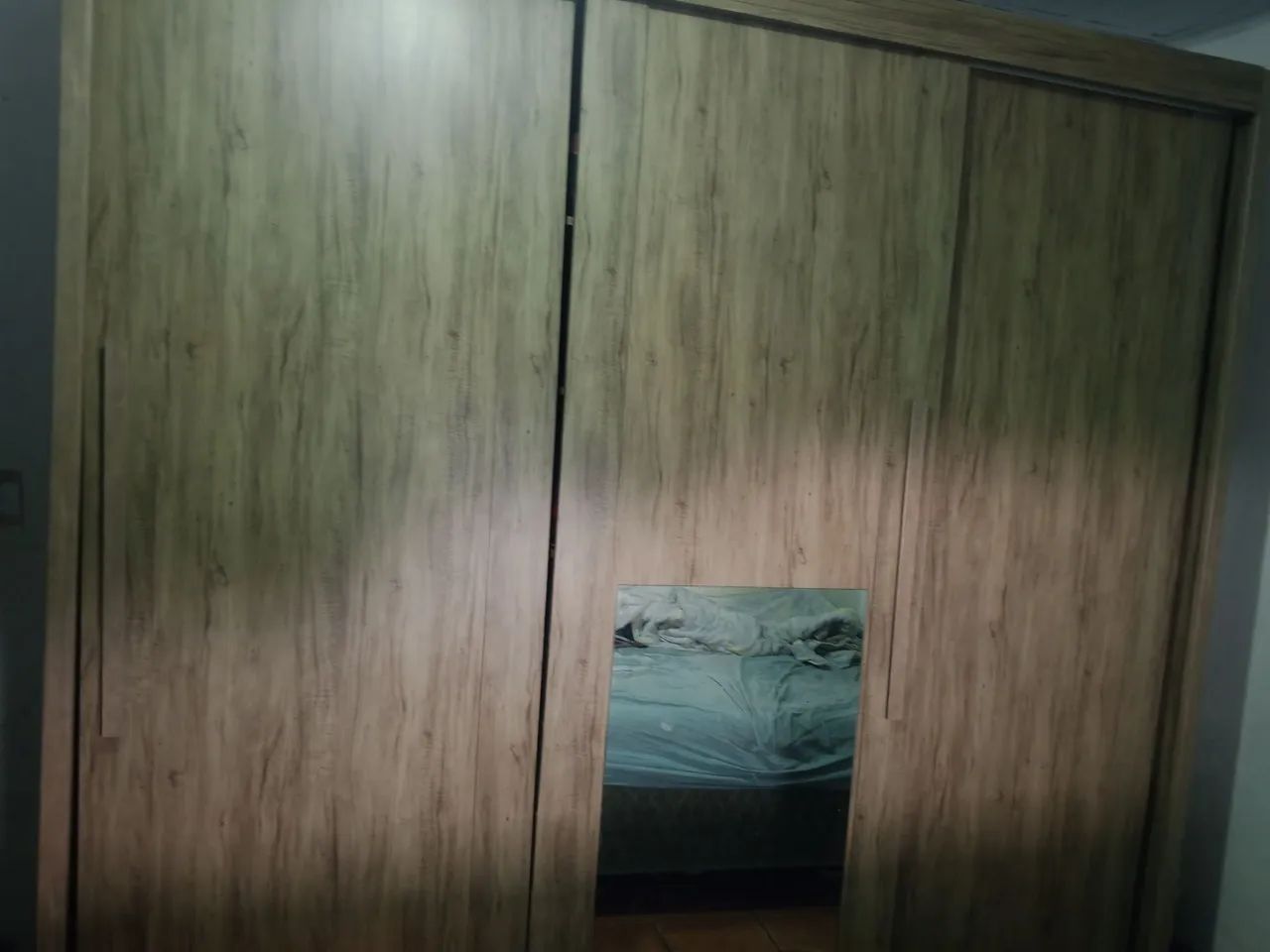 Vende guarda roupa 3 portas grandes de correr e com espelho  - Foto 5