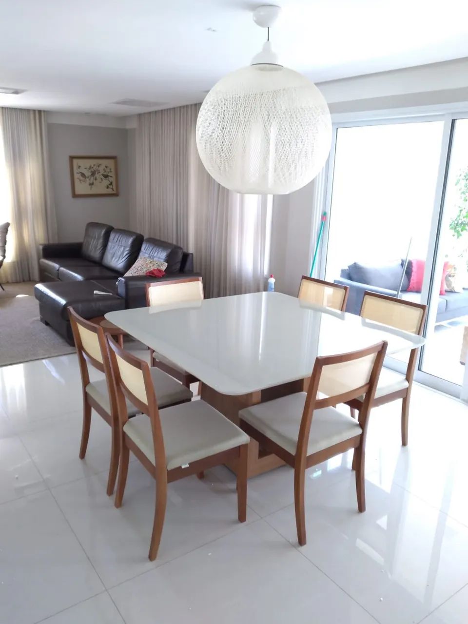 Mesa nova de madeira resistente 