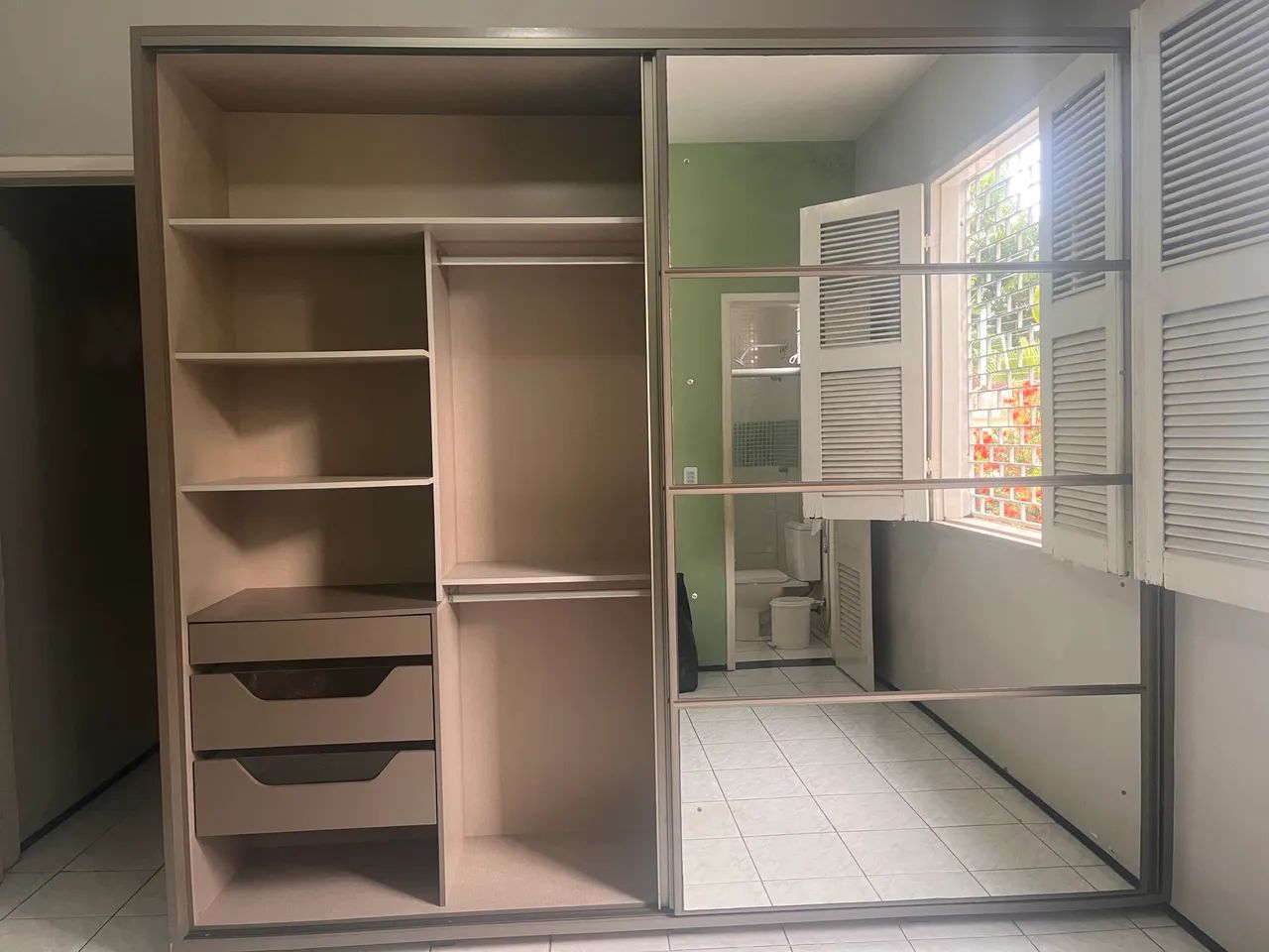 BAIXOU O PREÇO!!! Vamos aproveitar!! Elegante guarda roupa de casal. Todo em MDF! - Foto 3
