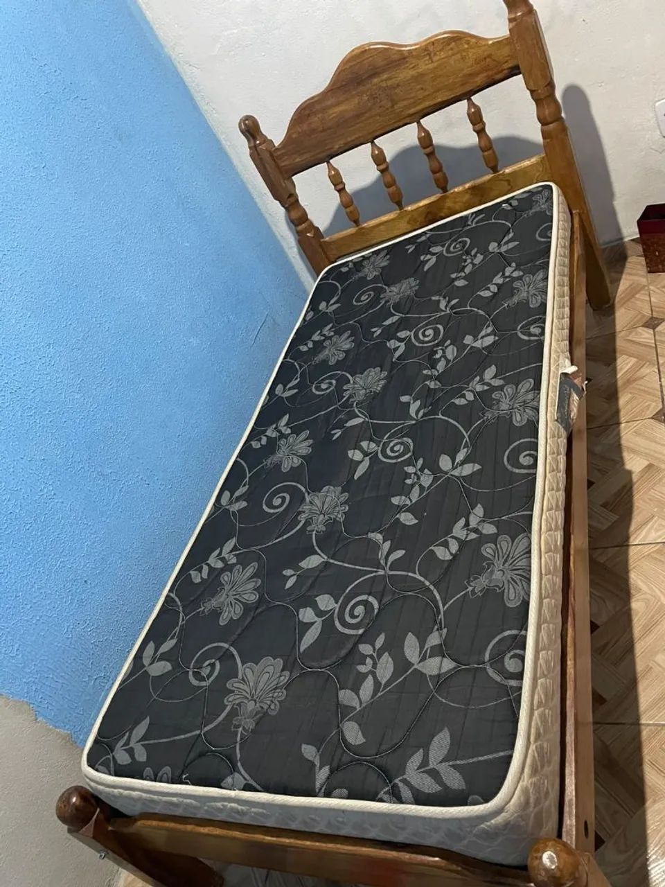 Vendo cama de solteiro em madeira ótimo estado  - Foto 4