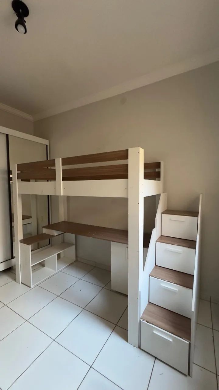 Cama beliche com mesa de estudos 