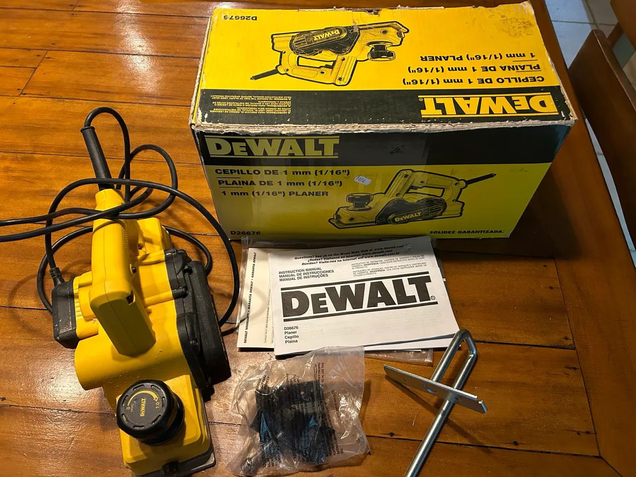 Plaina elétrica Dewalt modelo D26676