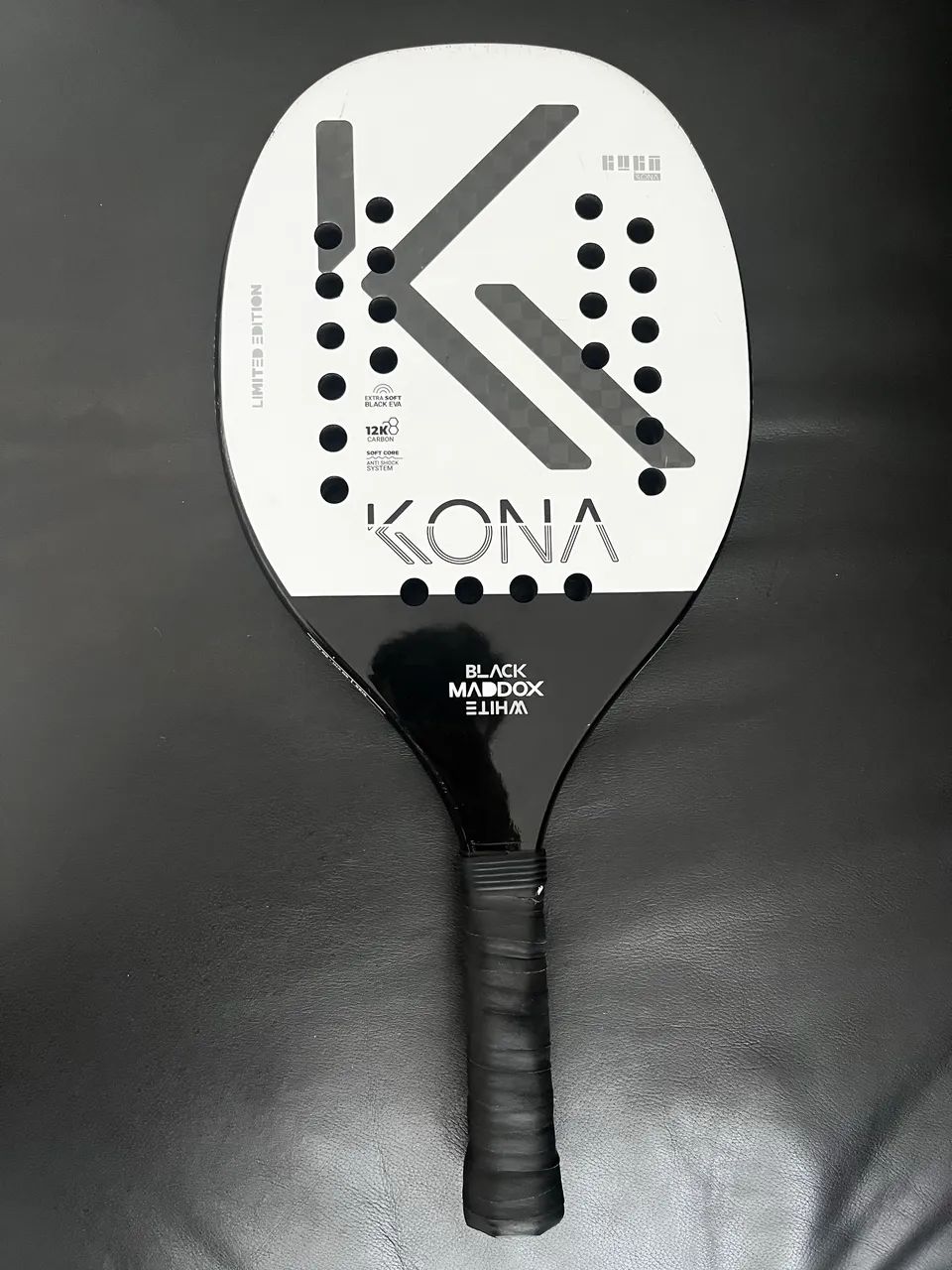 Raquete de Beach Tennis Kona Maddox Black and White - Limited Edition  - Foto 4