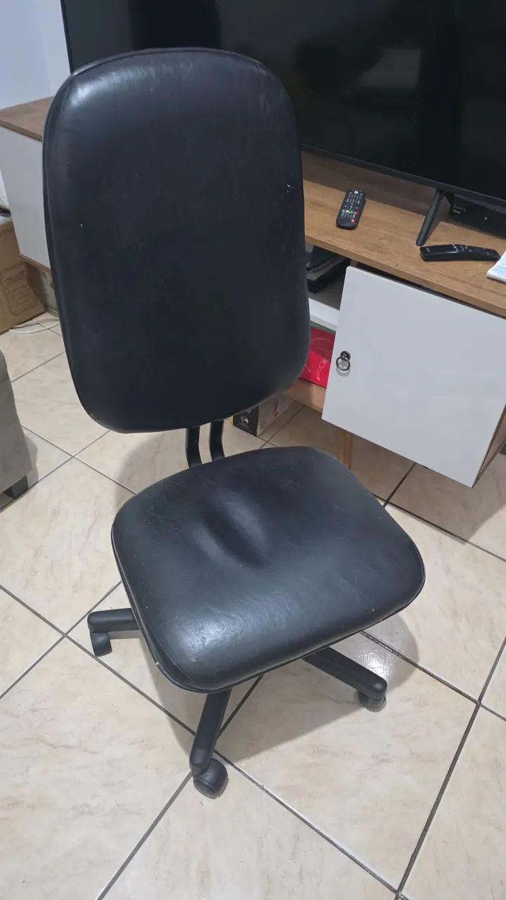  Mesa de computador, cadeira e rack