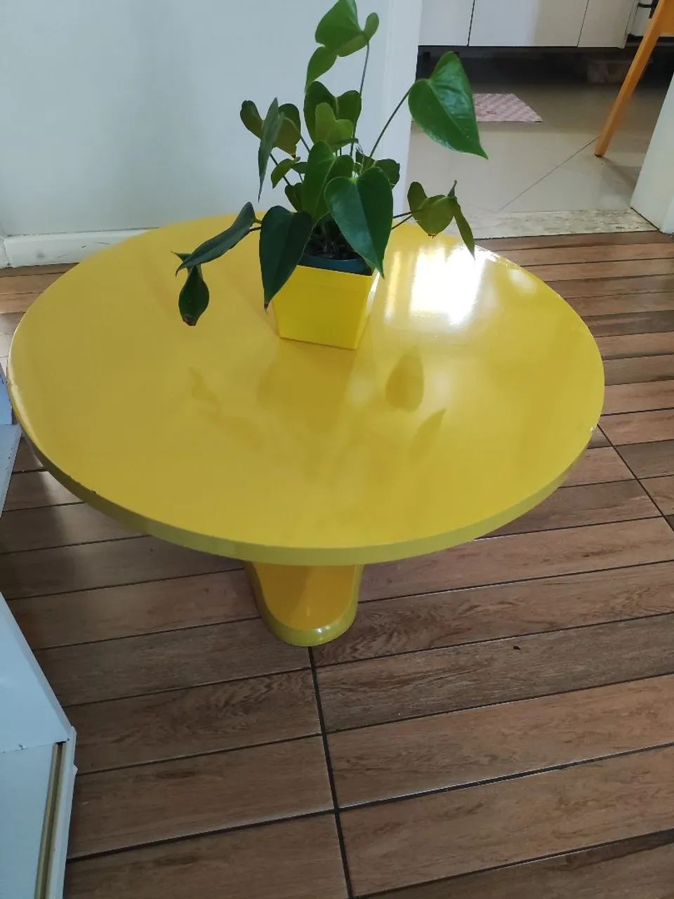 Mesinha de centro amarela 