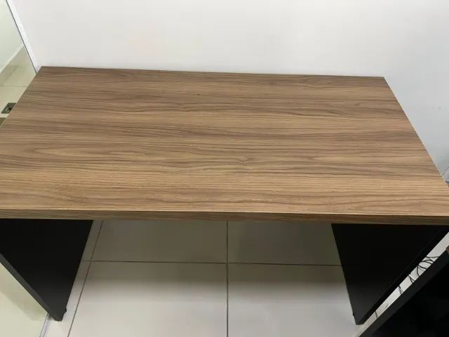 Mesa de Escritório Retangular em Madeira com Pés Pretos