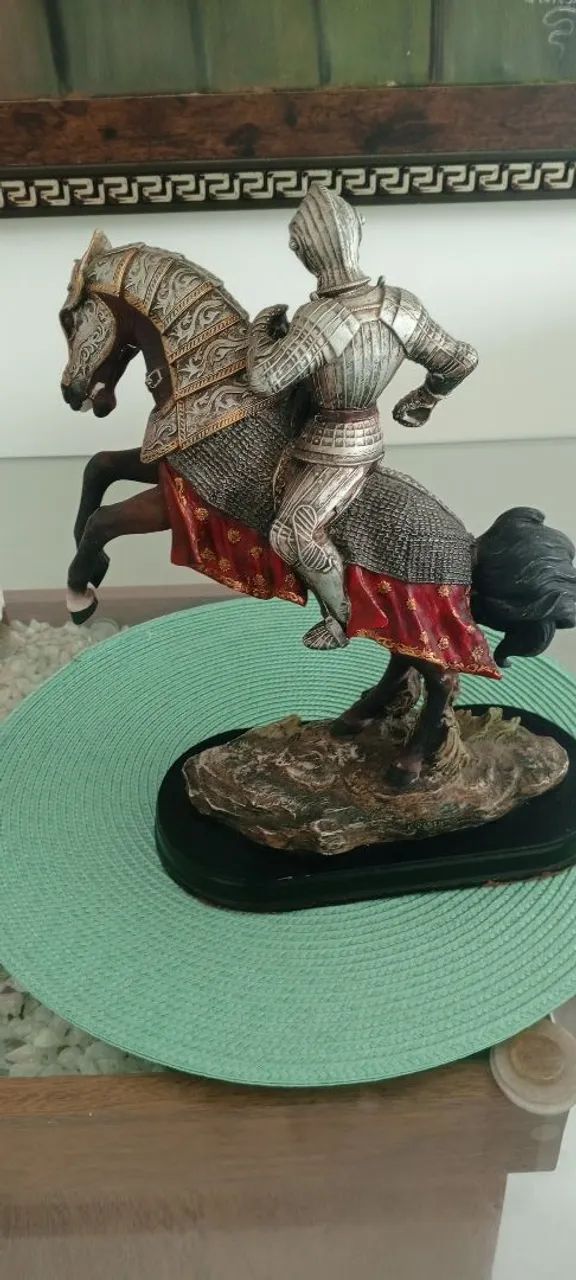 Estatueta Estilo Medieval em Resina Alta Qualidade  - Foto 4
