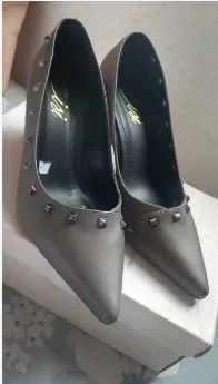 Scarpin Cinza com Tachas - Elegância e Estilo - Foto 4