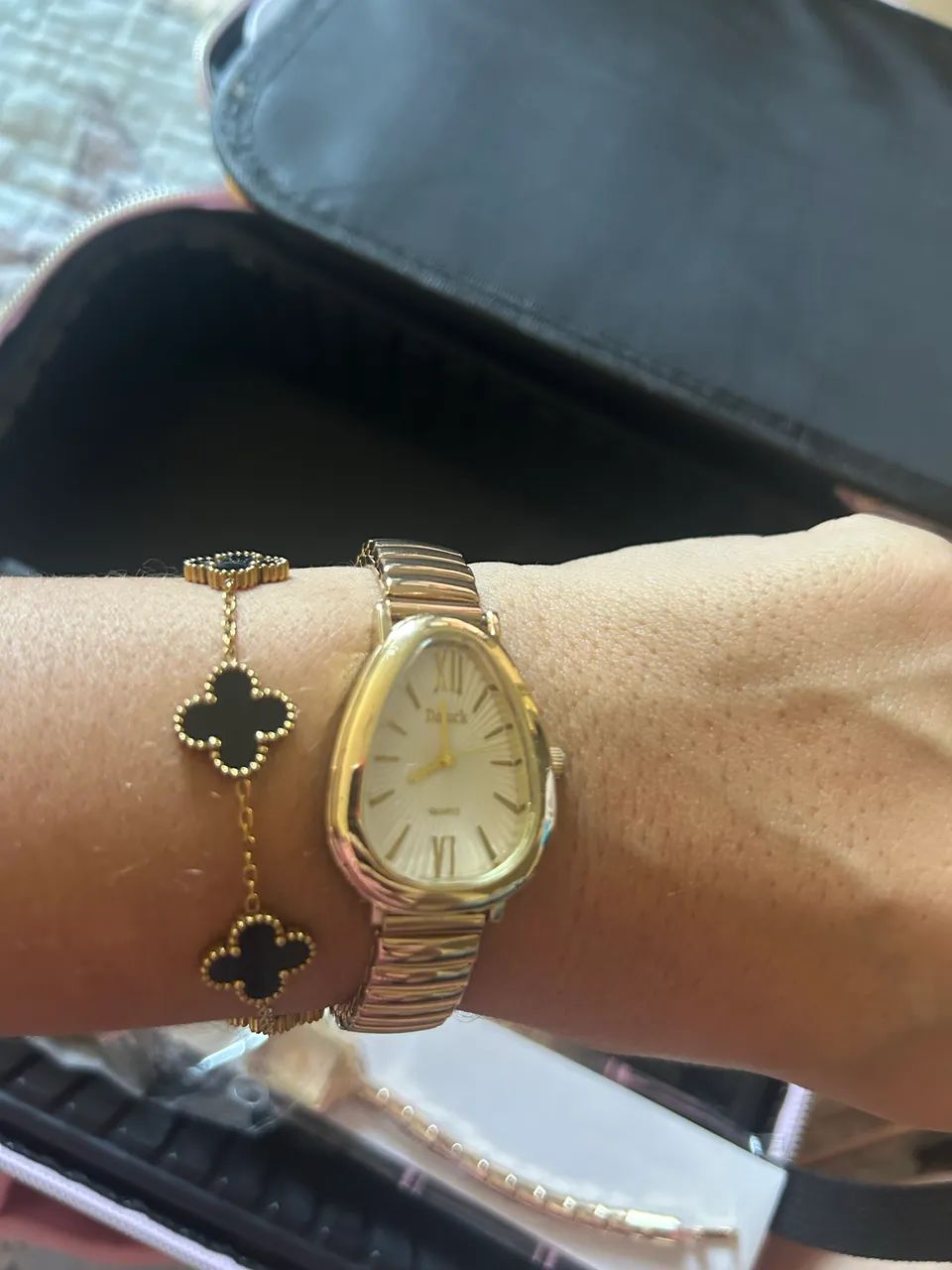 Relógio Feminino Dourado Pulseira de Aço Flexível - Elegante e Sofisticado 