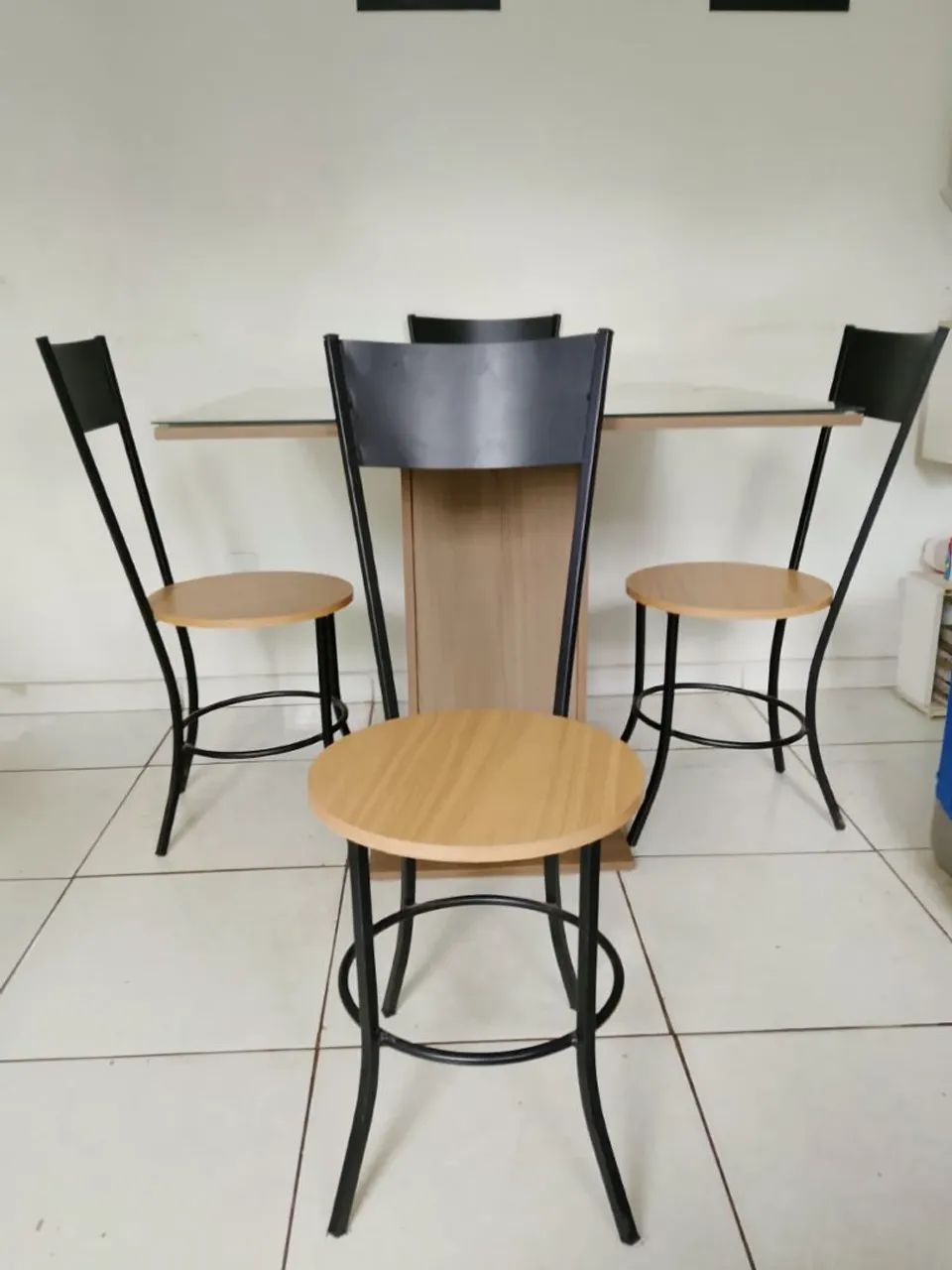 Mesa de jantar com cadeiras