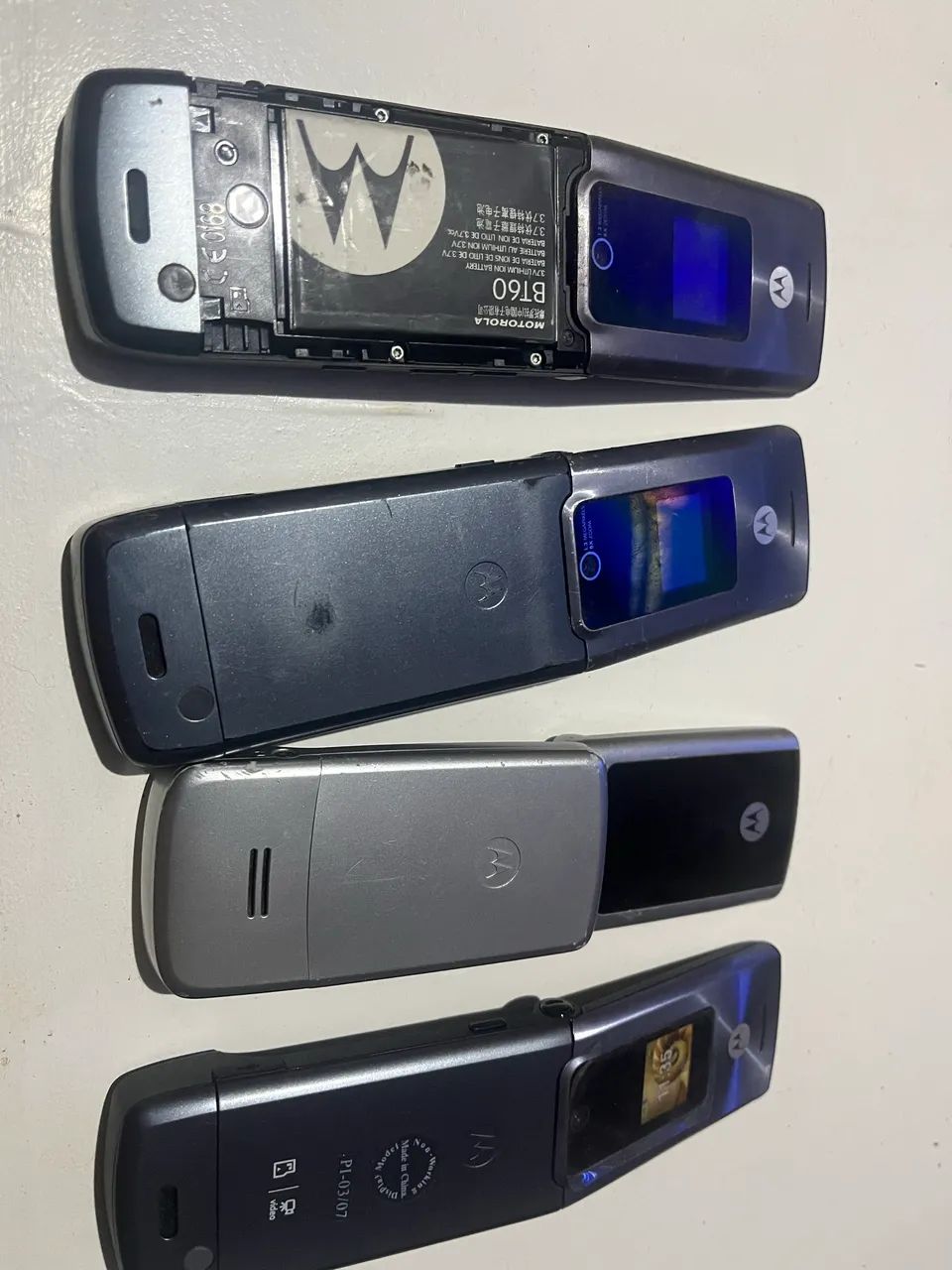 Quatro telefone celular antigo em formato flip da Motorola - Foto 5