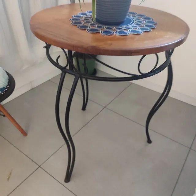 Mesa de ferro(bistrô) com tampo  0,70 cms de madeira maciça 