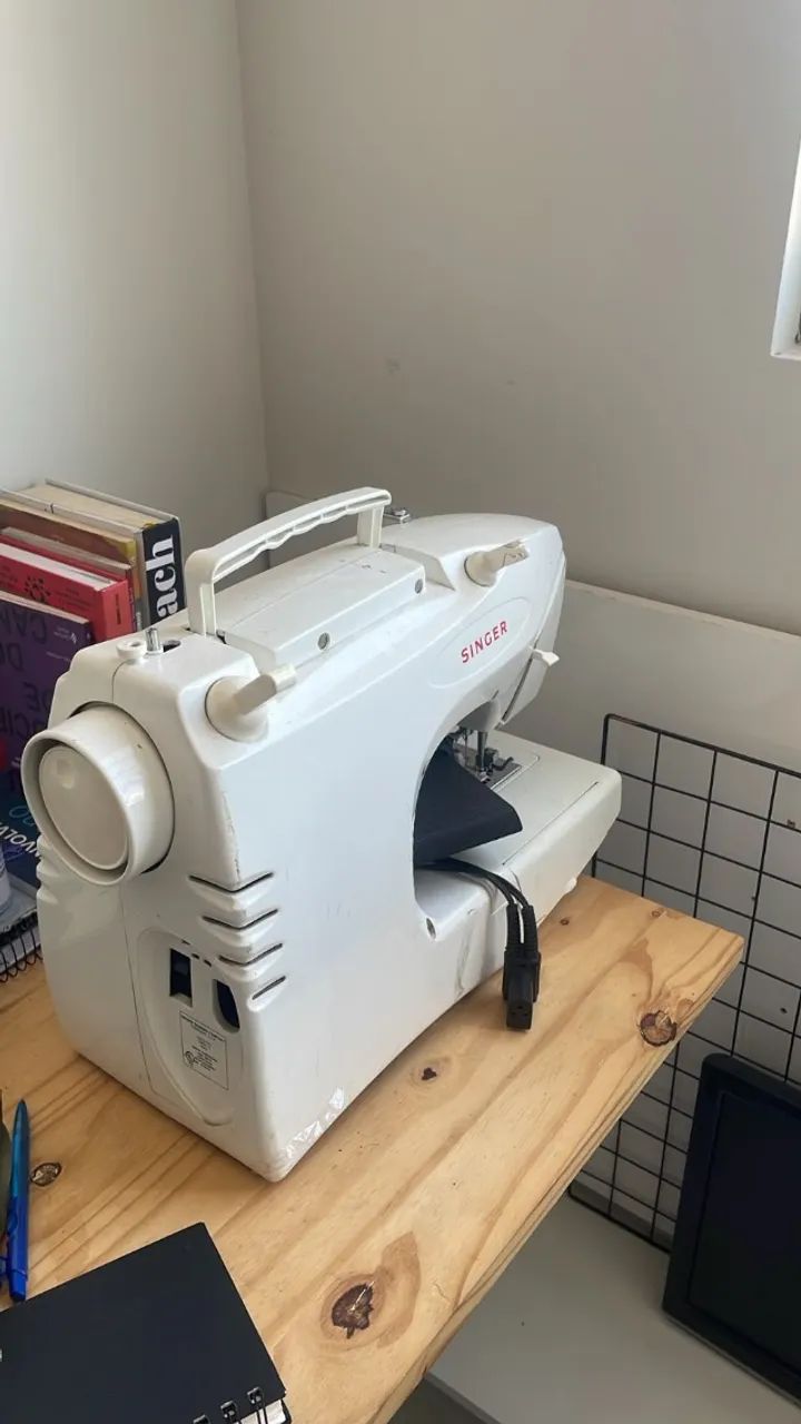 Máquina de Costura Singer 5417C - Robusta e Completa! - Foto 3
