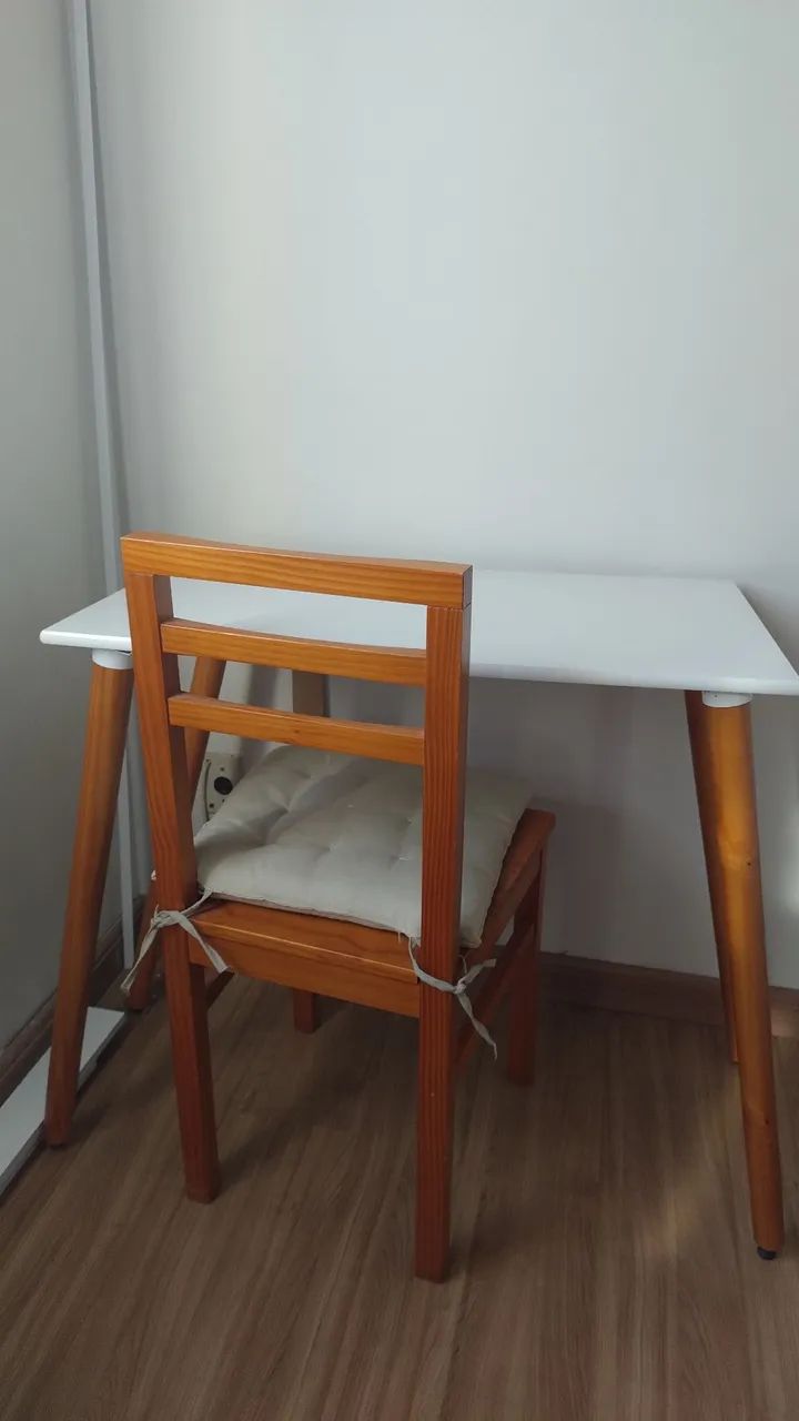 Mesa com pé de palito e cadeira