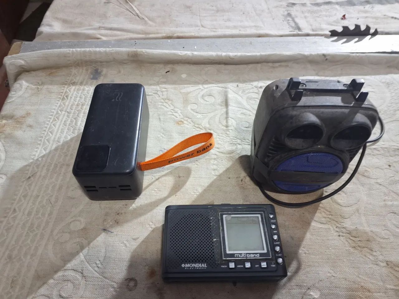 Lote com 2 rádios e um carregador. Nao testei  - Foto 3