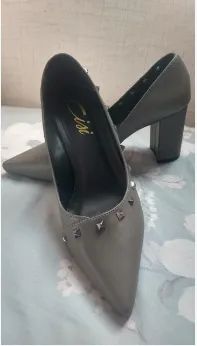 Scarpin Cinza com Tachas - Elegância e Estilo