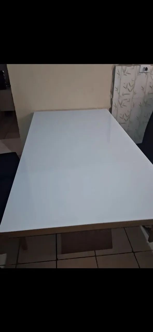 Vendo uma mesa de jantar..