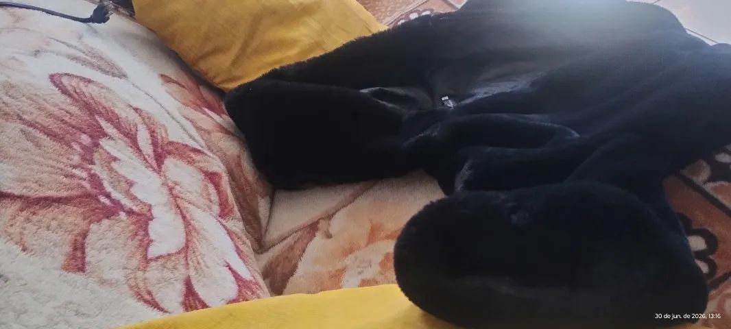 Casaco de pelos preto, grosso. - Foto 4