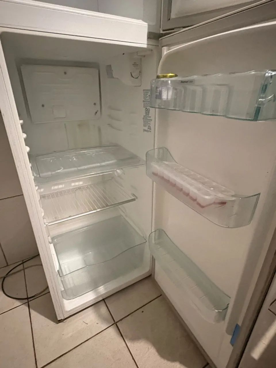 Vende-se Geladeira Eletrolux em ótimo funcionamento  - Foto 4