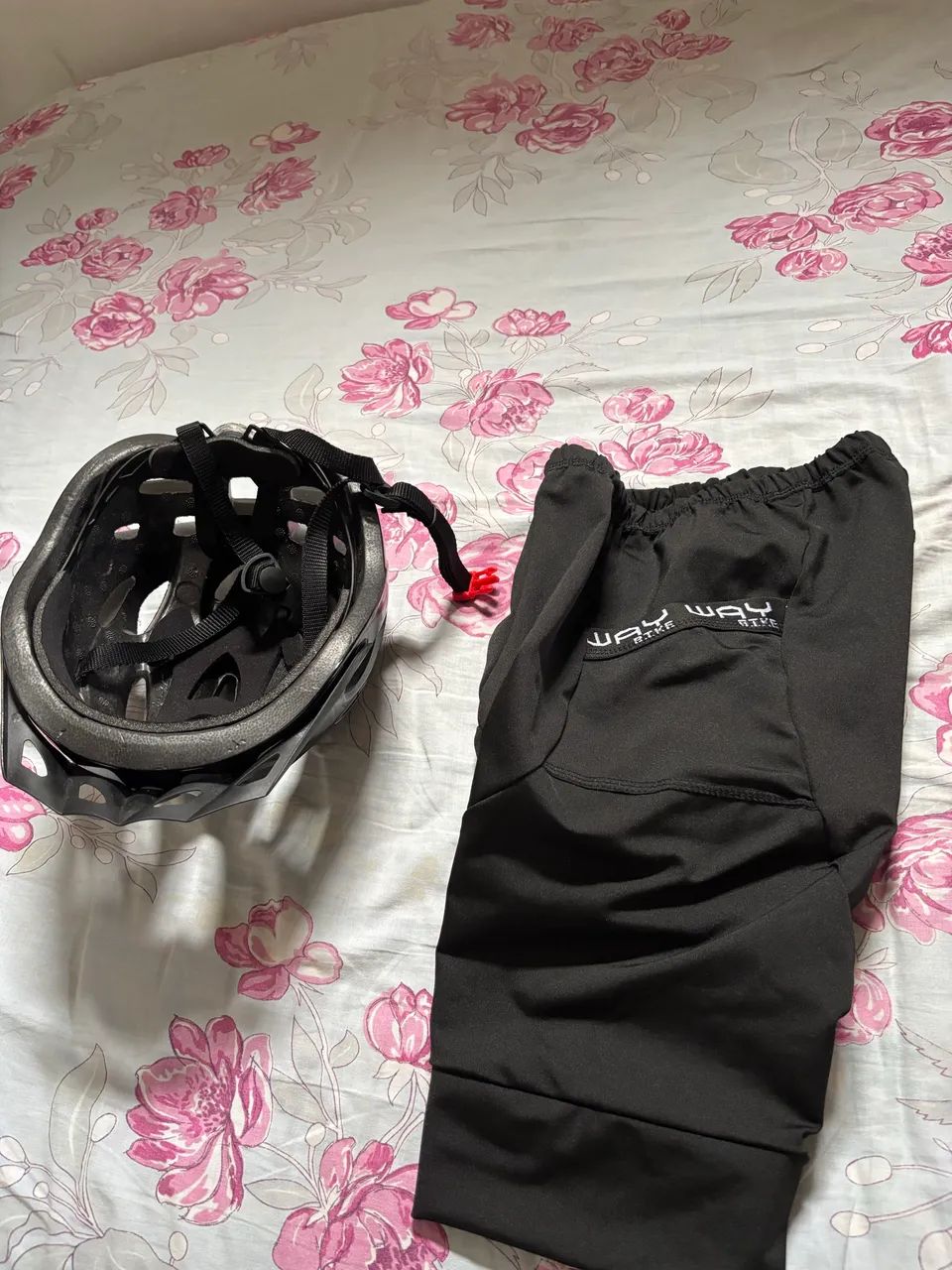 Capacete de ciclista e um short