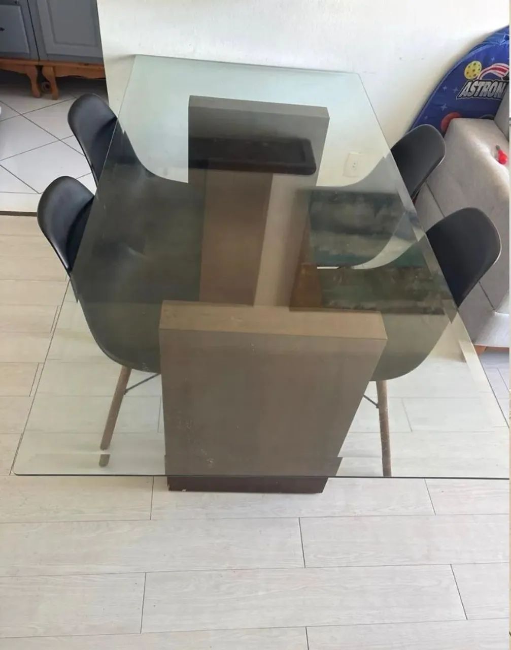 Mesa grande com 4 cadeiras