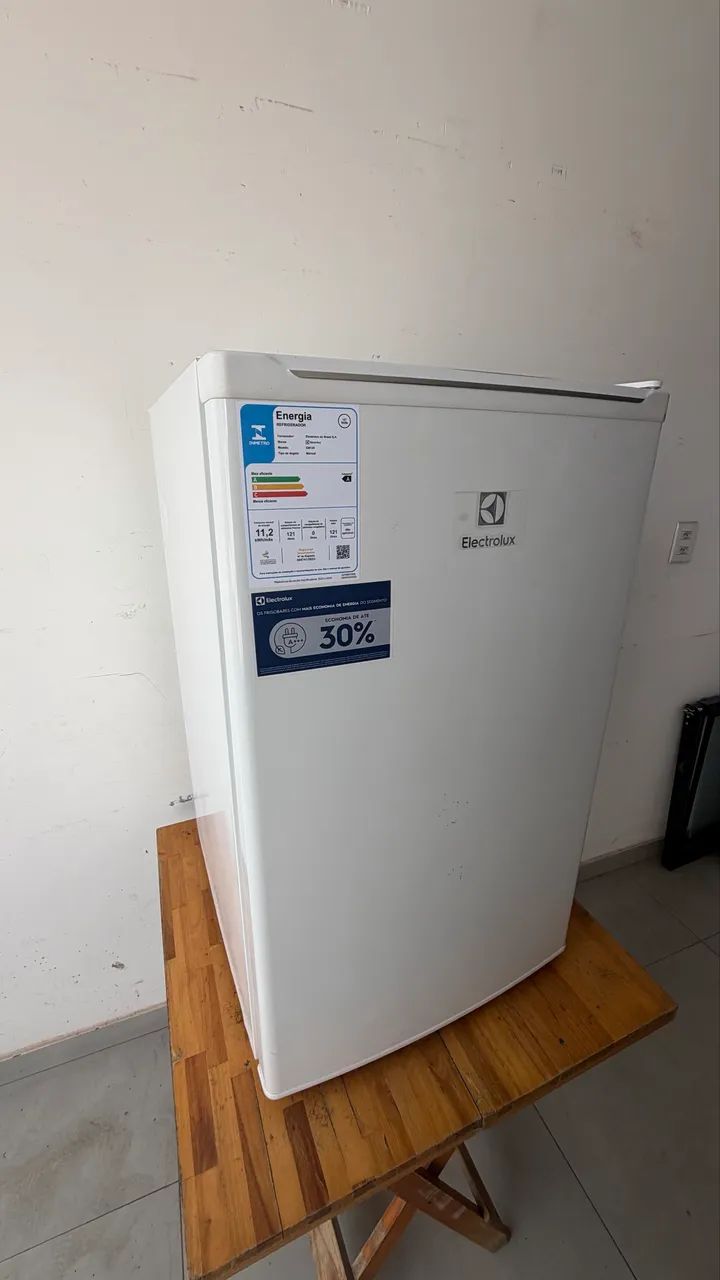 Frigobar Electrolux 121 litros127v outlet  - Foto 4