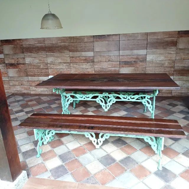 Mesa madeira maciça com pé de ferro e 2 bancos - Foto 2