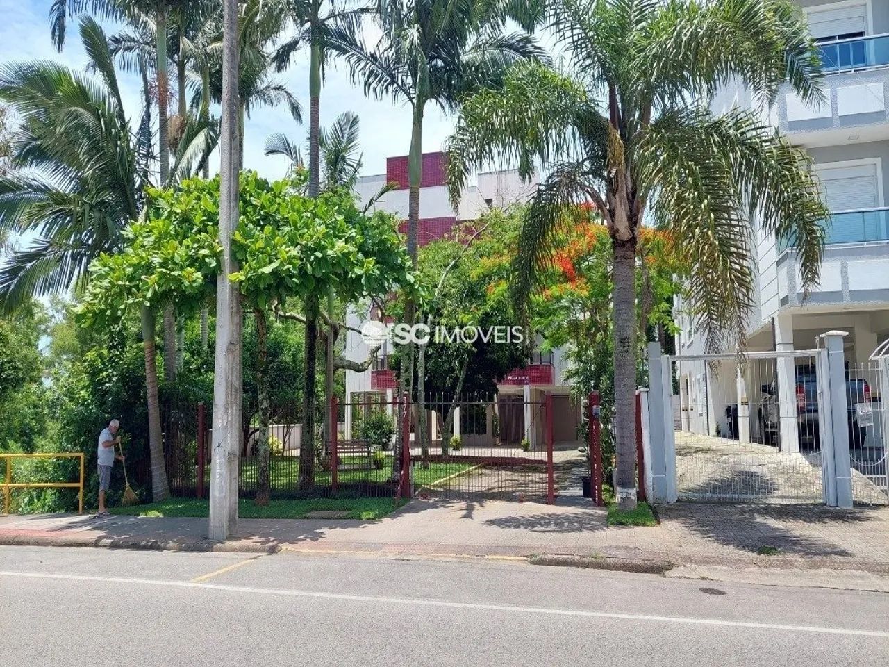 Apartamento mobiliado 3 dormitórios perto da praia