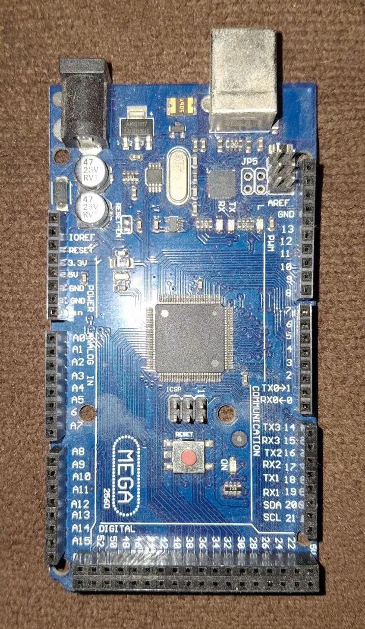 Arduino Mega 2560 + Cabo USB.