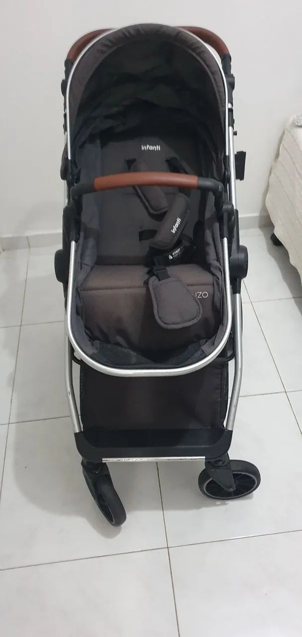 Carrinho de bebê e bebê conforto