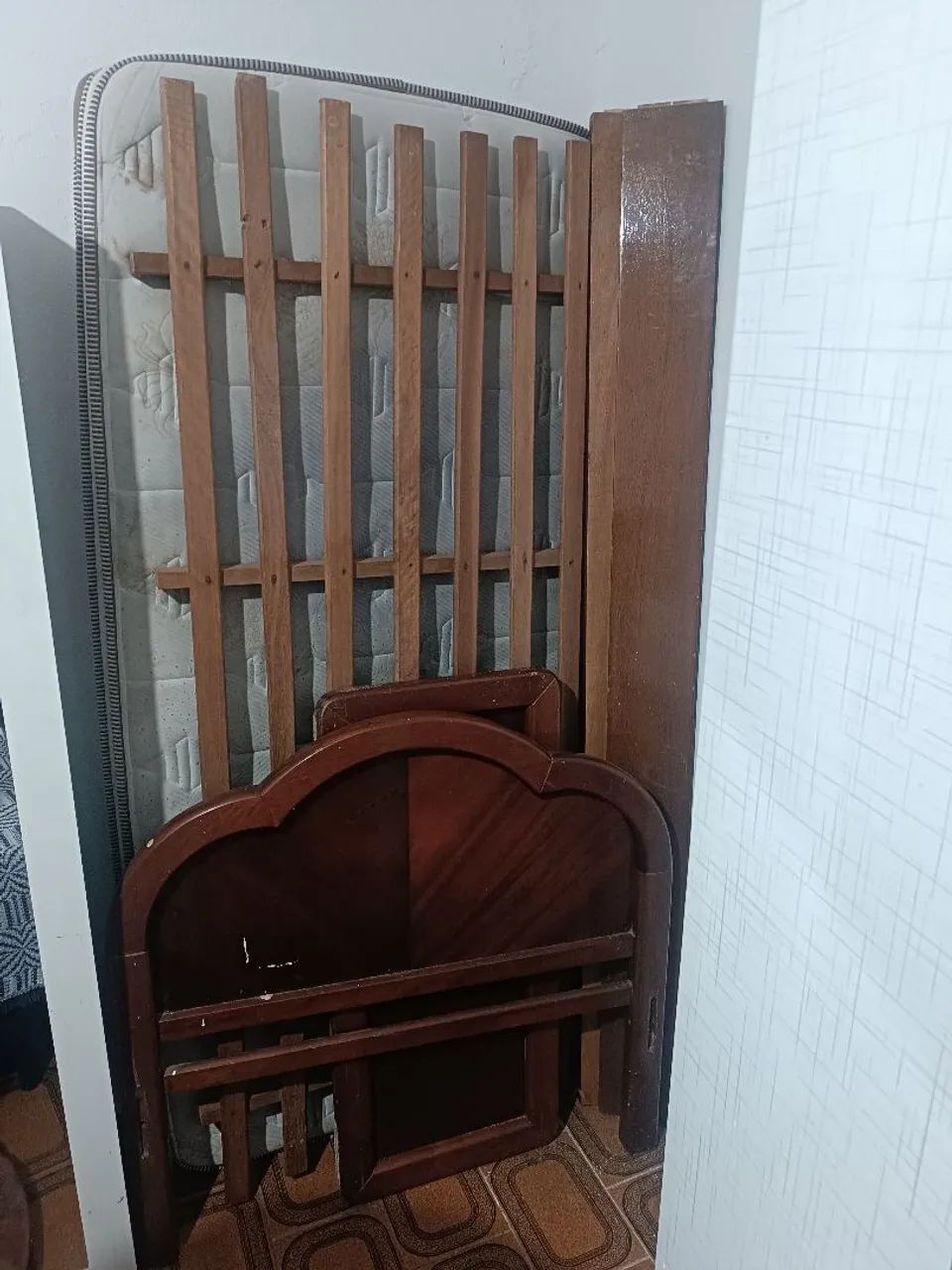 Vendo Cama de Solteiro de Madeira + Colchão