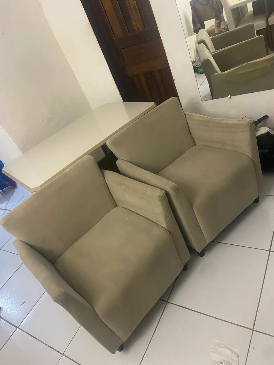 Mesa e poltronas