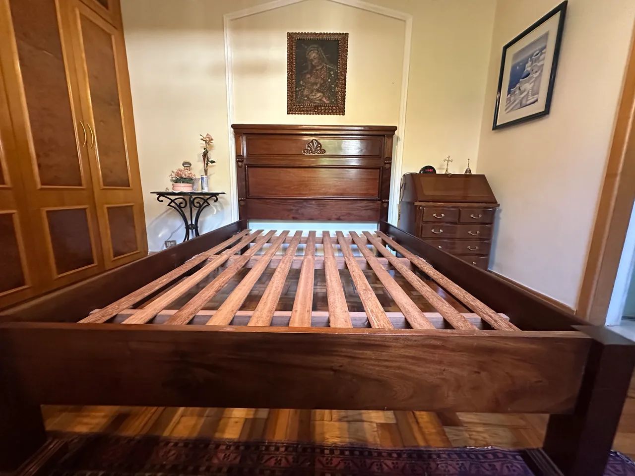 Cama de casal em madeira maciça 