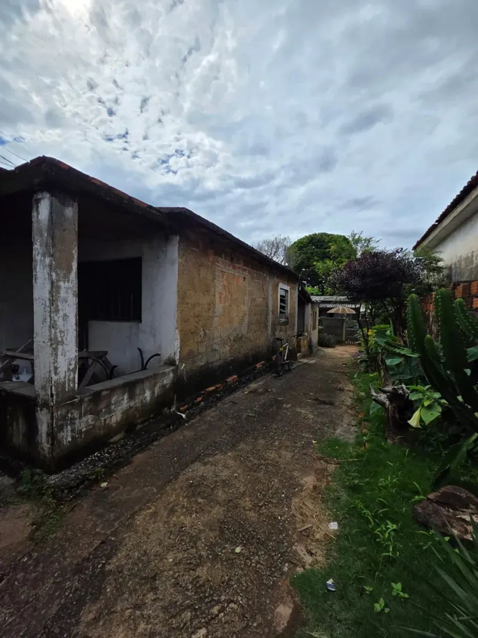 Lote com construção para demolição, no Santo Antônio.