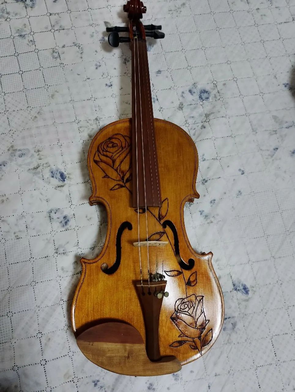 Violino artesanal com rosas entalhadas - Foto 4