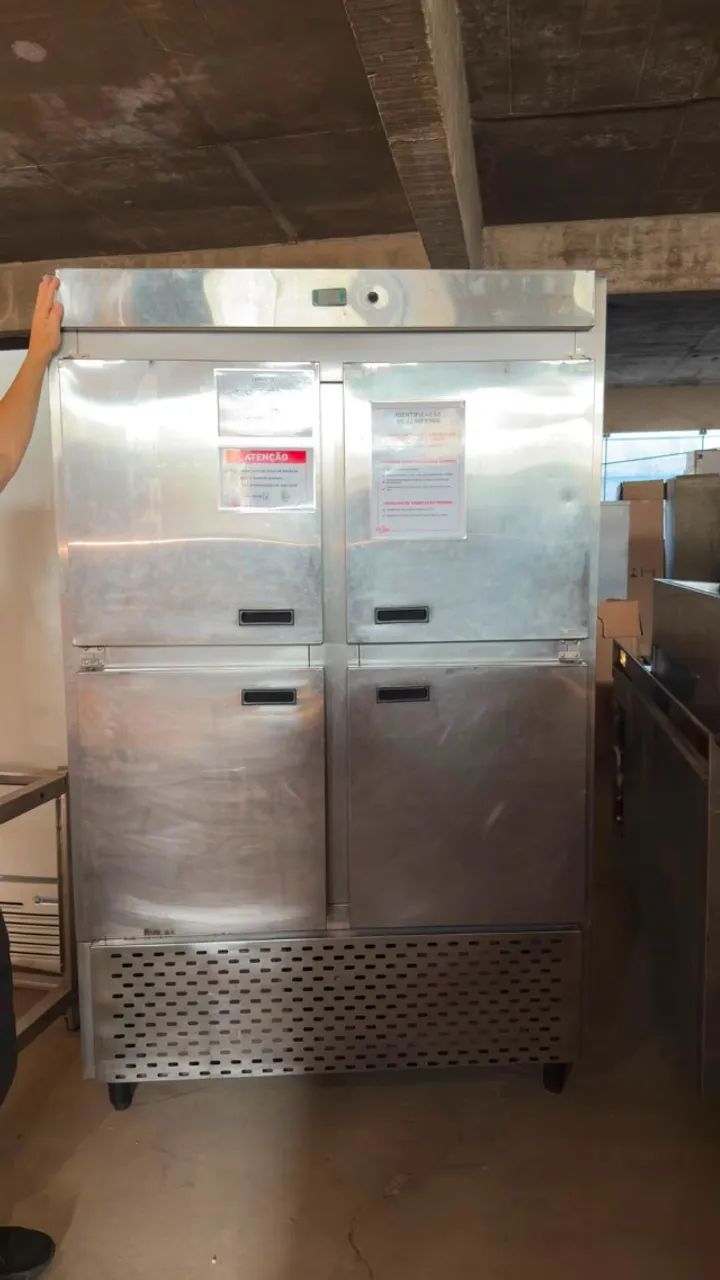 Câmara Refrigerada Vertical em Aço Inox - 4 Portas