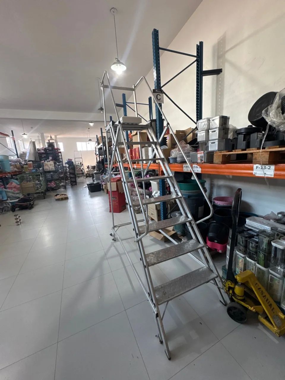 Escada piramidal 2,5 metros alumínio  - Foto 2
