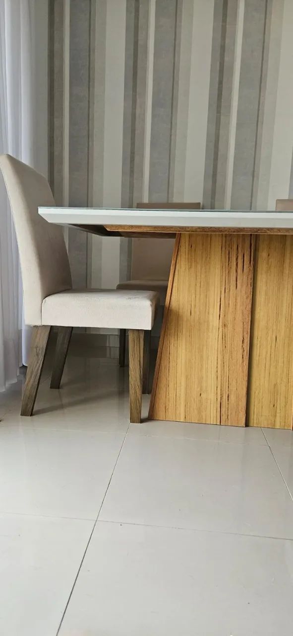 Mesa de jantar madeira retangular com tampo de vidro e 6 cadeiras  - Foto 5