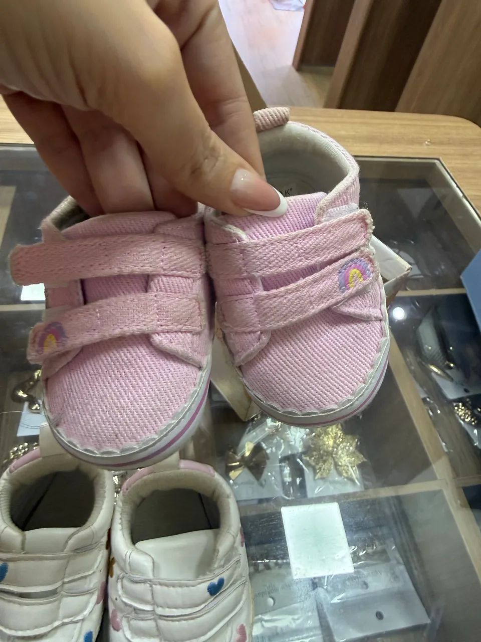Tênis e sapato de bebê menina 