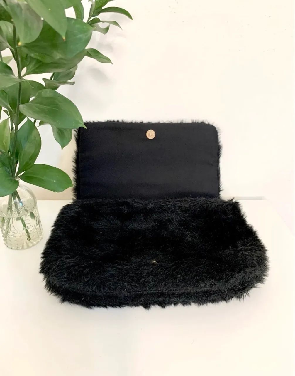 clutch preta de pelinhos da forever 21 bolsa envelope - Foto 3