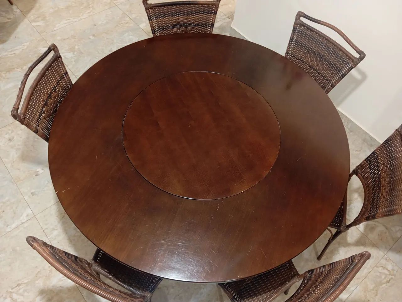 Vendo mesa redonda maciça c/ 6 cadeiras