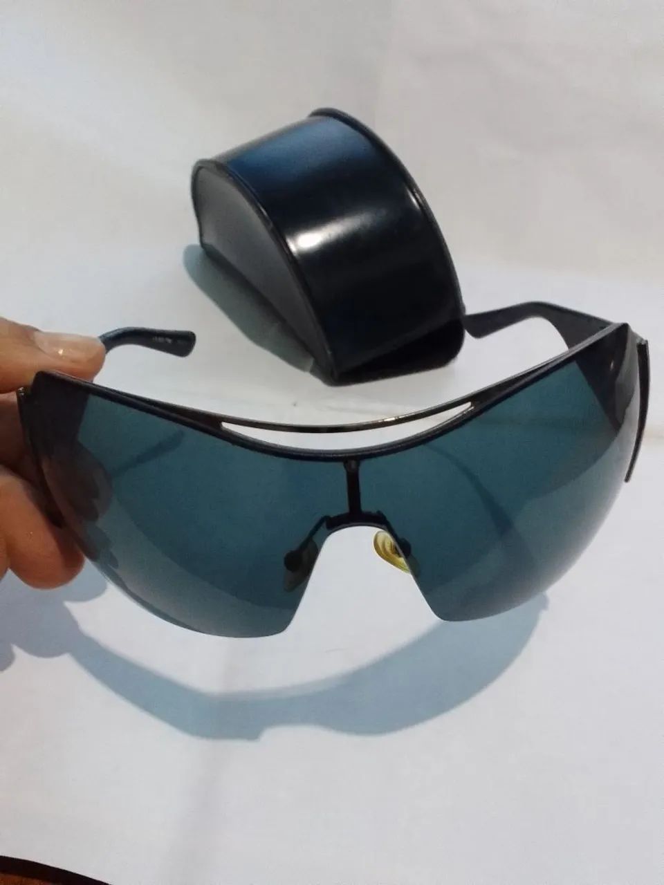 Óculos de Sol Empório Armani com linda case preta 