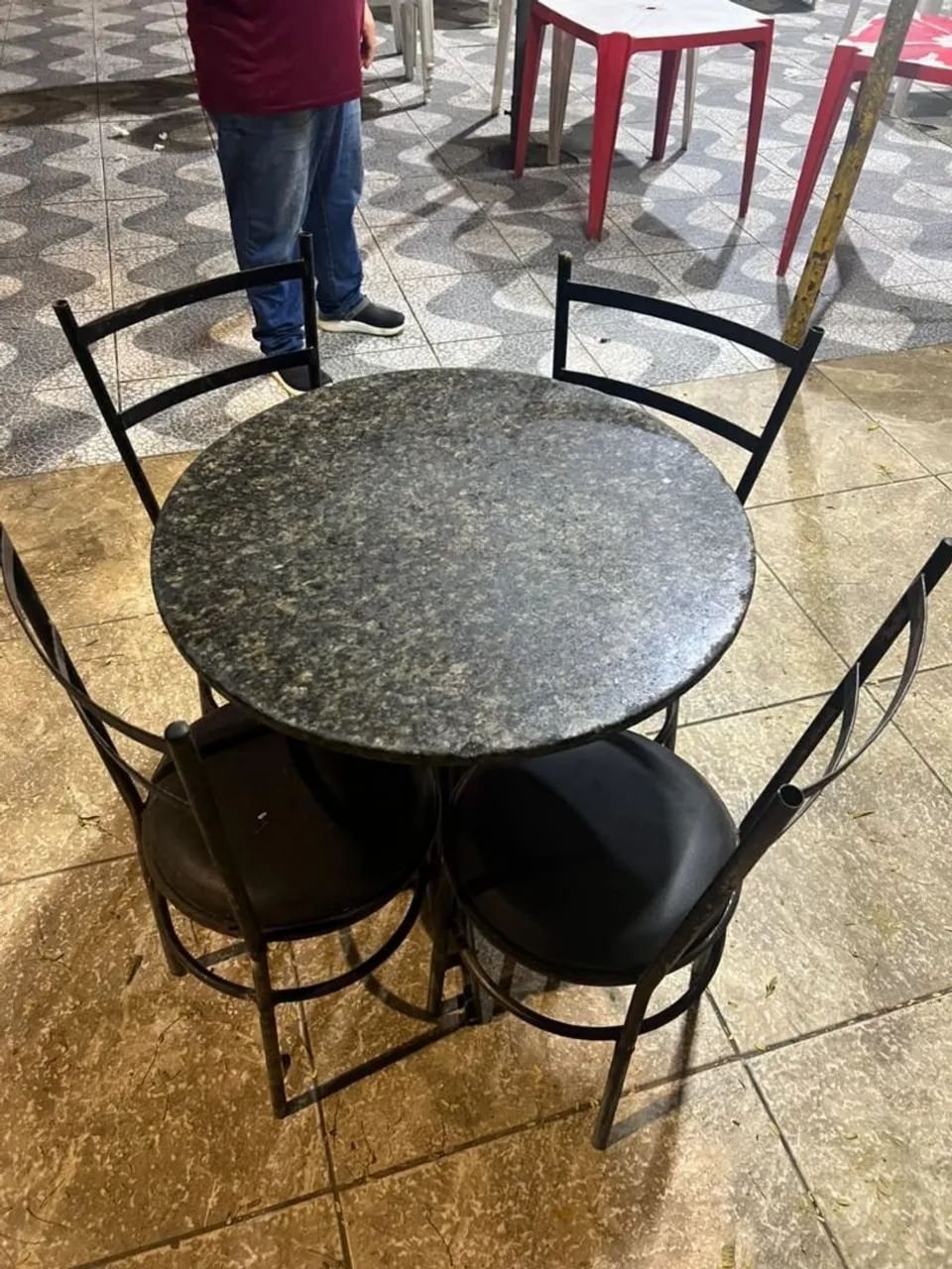 Mesa de granito com cadeiras 